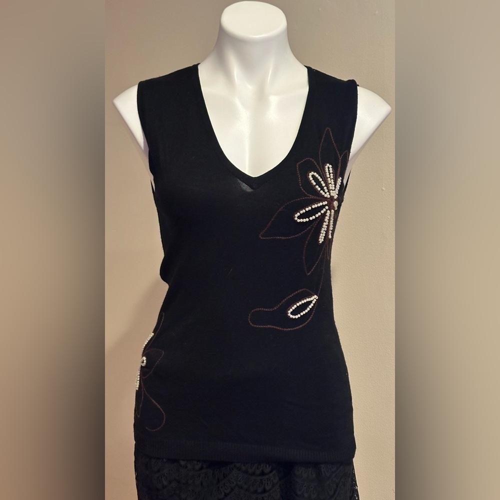 FABULOUS Elegant Black Sleeveless Top w/ Floral, Beaded Design V Neck Sz S
